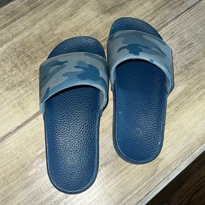 Old Navy boys camo flip flops Size 1-2